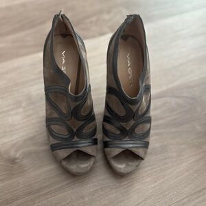 Via Spiga Women's Grey and Black Peep Toe Shoes size 7m PRE-Loved!